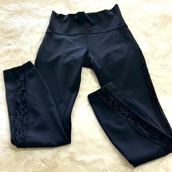 Lululemon Black Mesh Side Legging - Picture 1 of 12